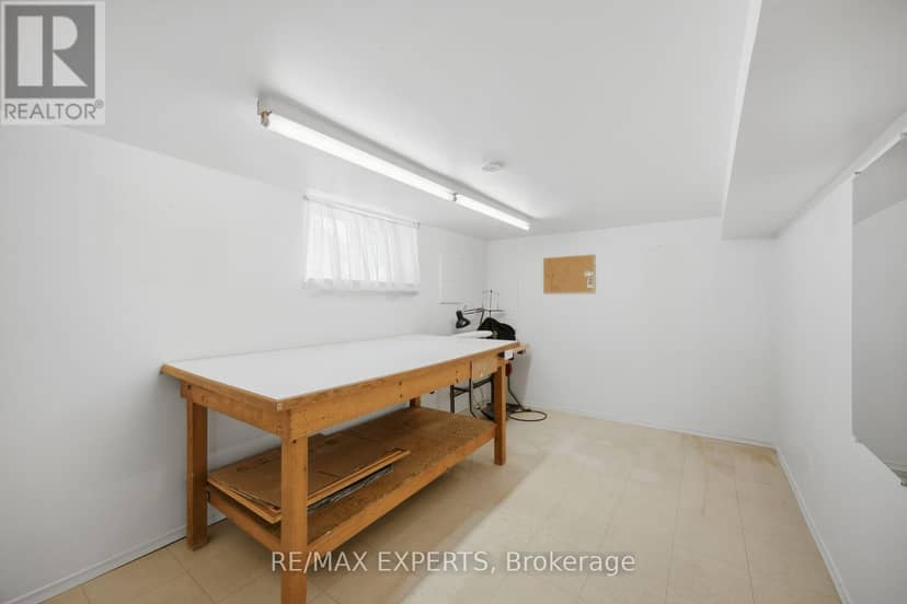 90 Heathrow Drive — photo 23 of 33