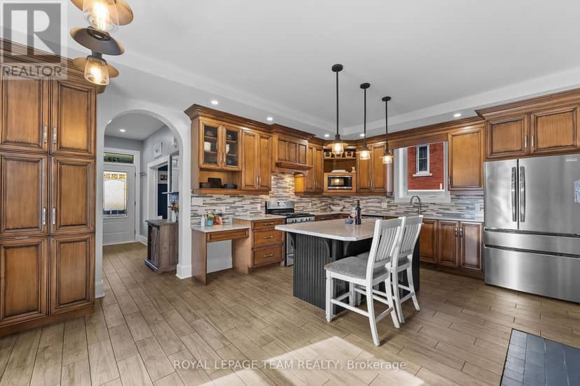 729 Raglan Street S — photo 10 of 33