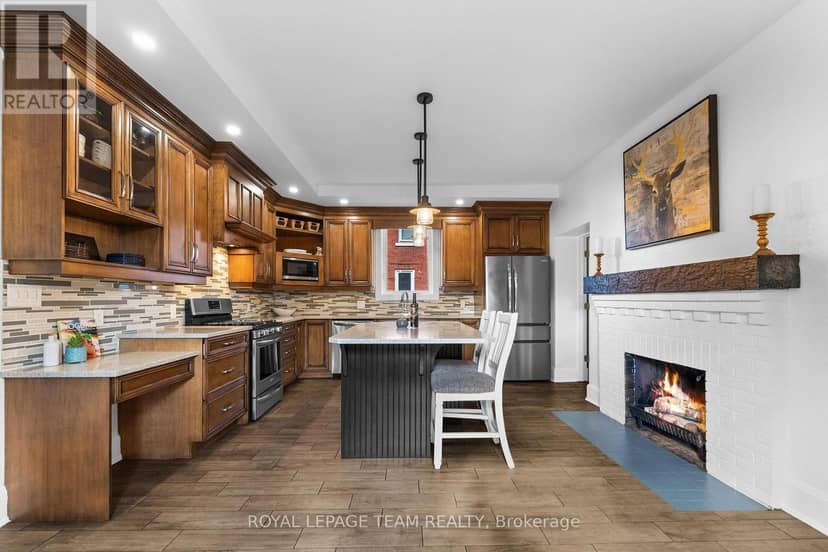 729 Raglan Street S — photo 11 of 33