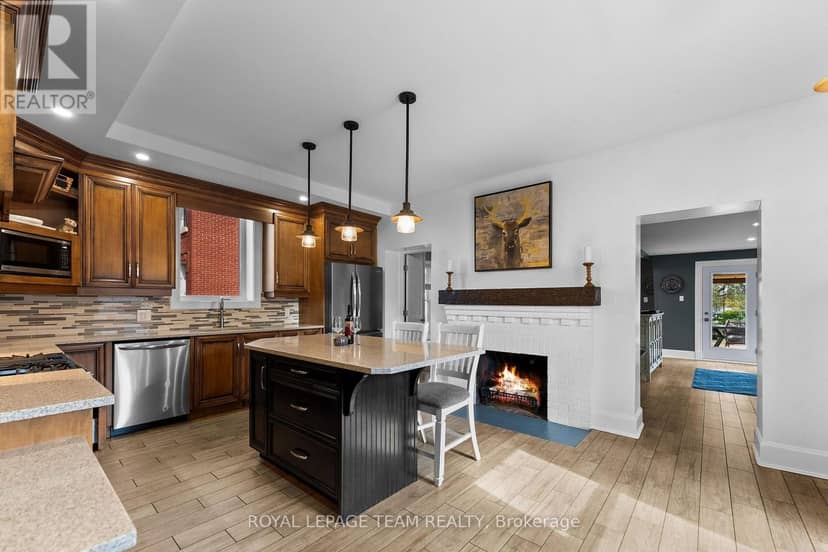 729 Raglan Street S — photo 12 of 33