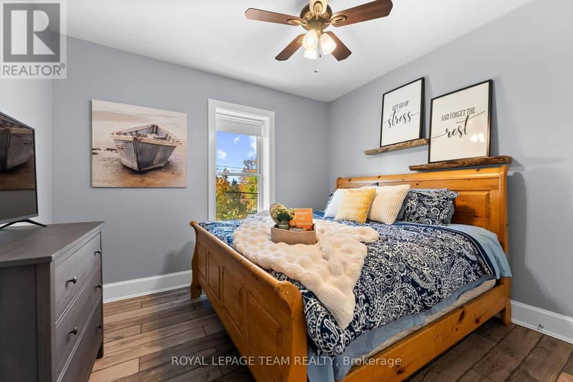 729 Raglan Street S — photo 19 of 33