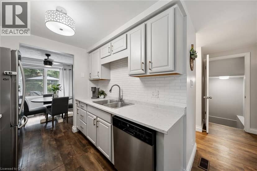 45 FREEMAN Crescent — photo 9 of 40