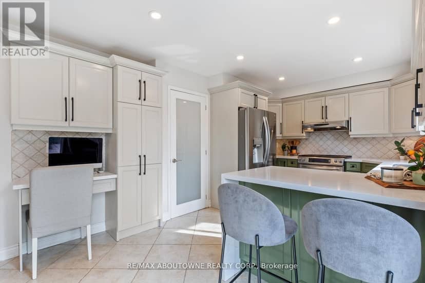 467 Hedgerow Lane — photo 11 of 40