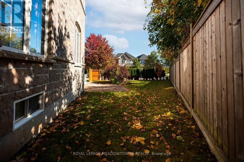 16 Ridgegate Crescent — photo 11 of 40