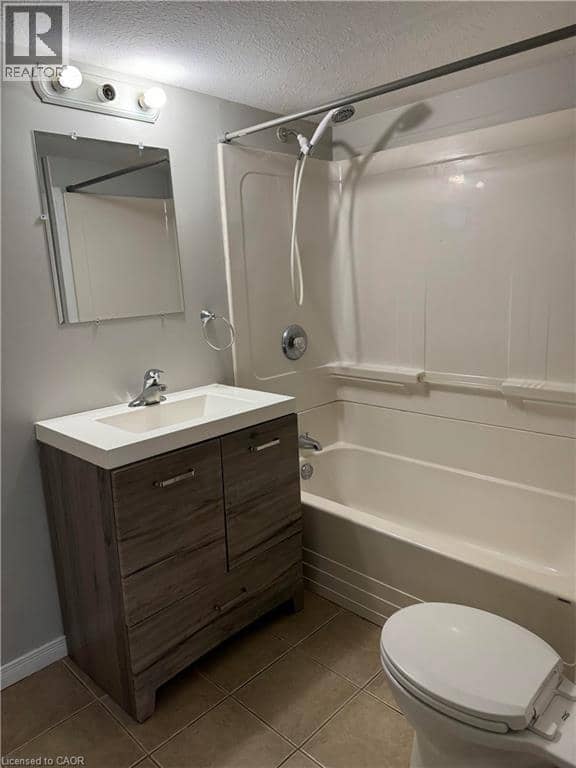 77 CEDAR Street S, Kitchener, photo 3