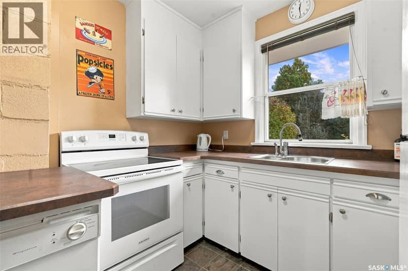 1629 Cairns AVENUE — photo 14 of 37