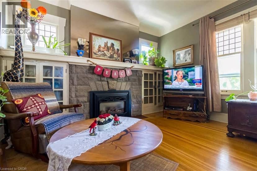 121 EASTBOURNE Avenue — photo 10 of 40
