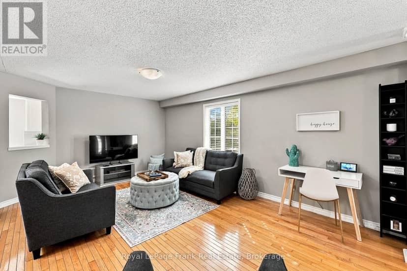 15 Sprucewood Crescent — photo 10 of 40