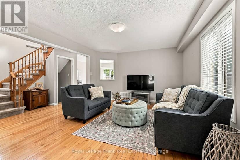 15 Sprucewood Crescent — photo 9 of 40