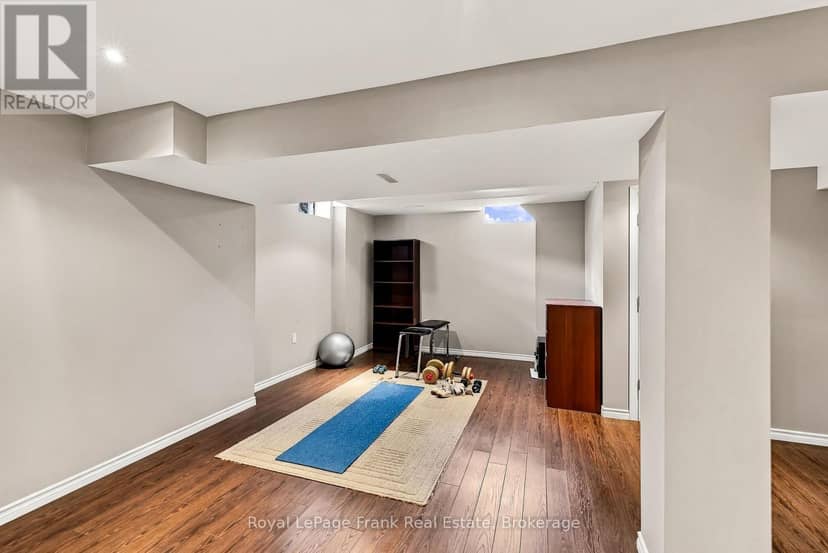15 Sprucewood Crescent — photo 36 of 40