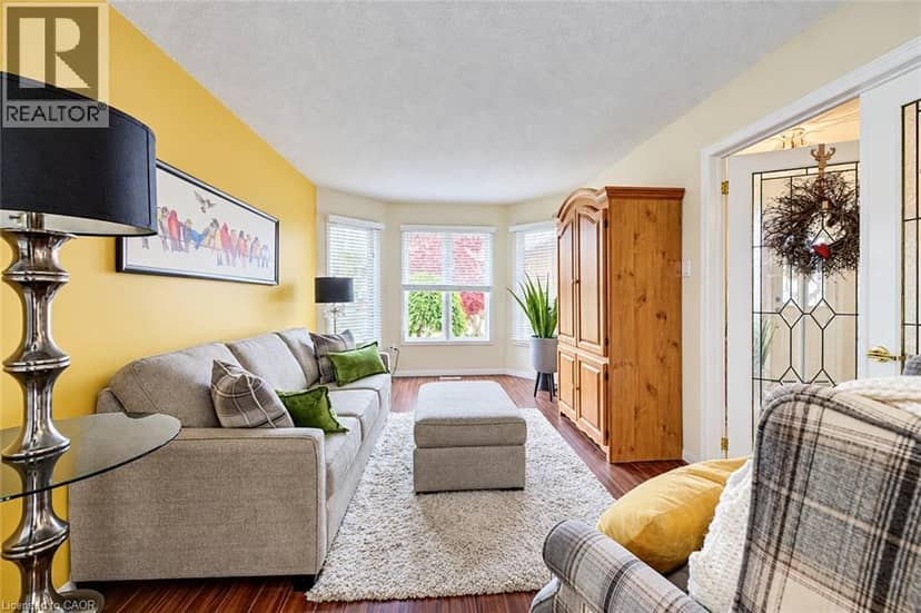 11 PEREGRINE Crescent — photo 9 of 38