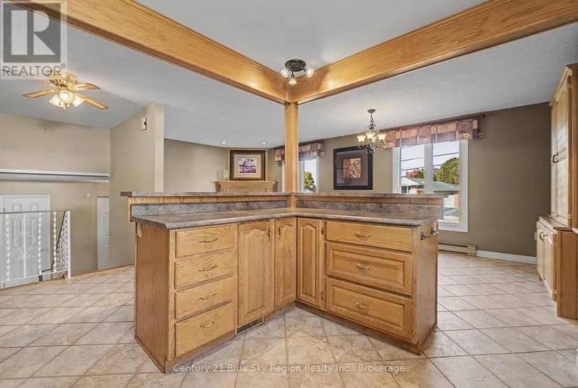 1550 Chapais Street — photo 17 of 40
