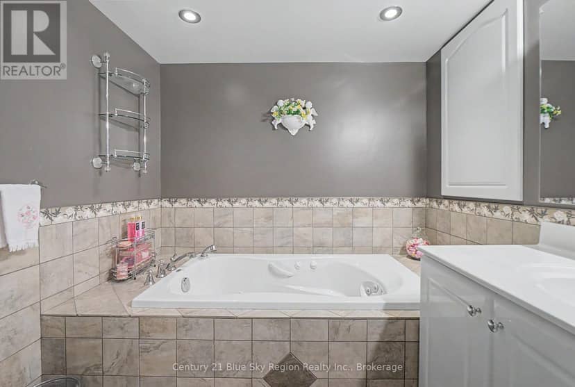 1550 Chapais Street — photo 27 of 40