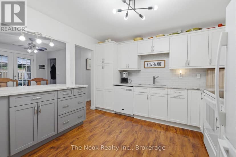 5203 Valleyview Crescent — photo 12 of 40