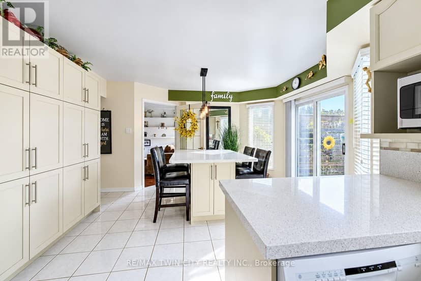 11 Peregrine Crescent — photo 12 of 38