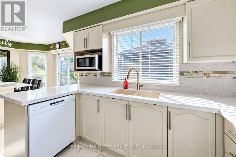 11 Peregrine Crescent — photo 13 of 38