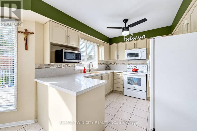 11 Peregrine Crescent — photo 15 of 38