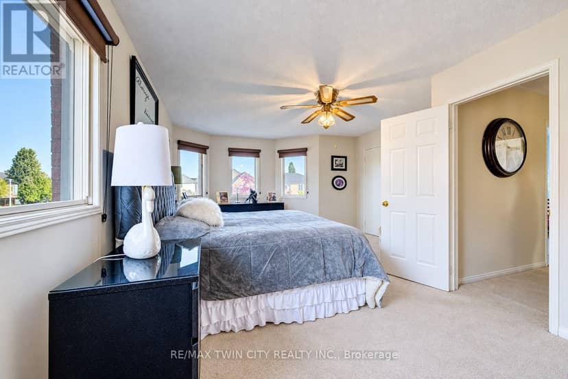 11 Peregrine Crescent — photo 27 of 38