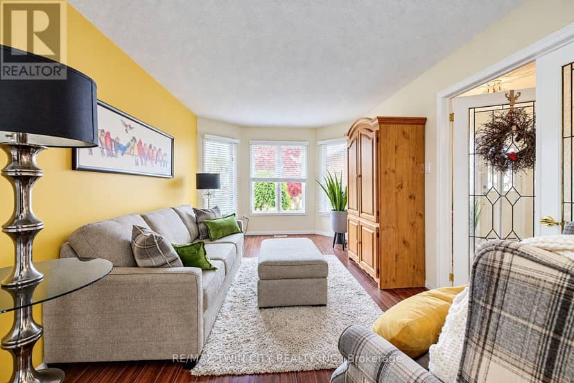 11 Peregrine Crescent — photo 9 of 38