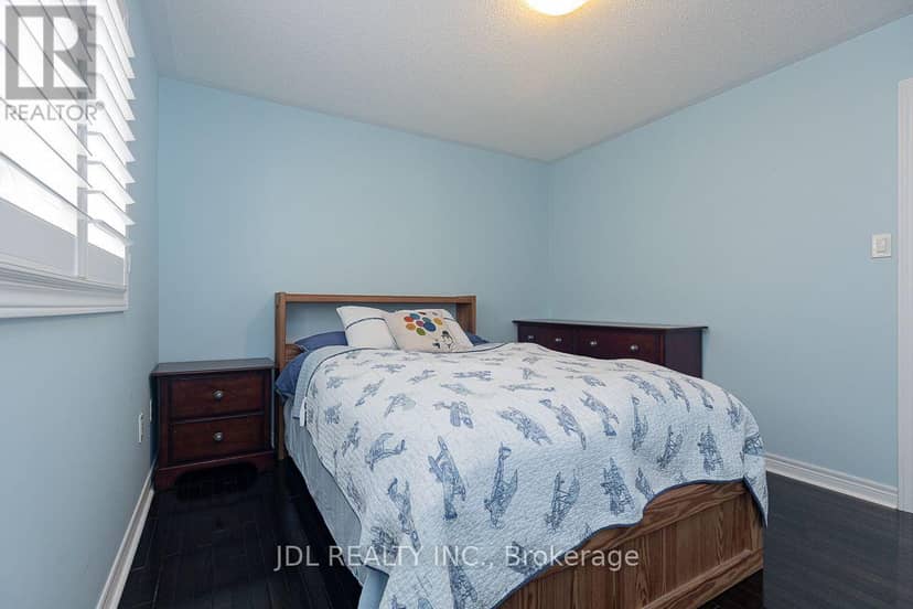 103 Herefordshire Crescent — photo 34 of 40