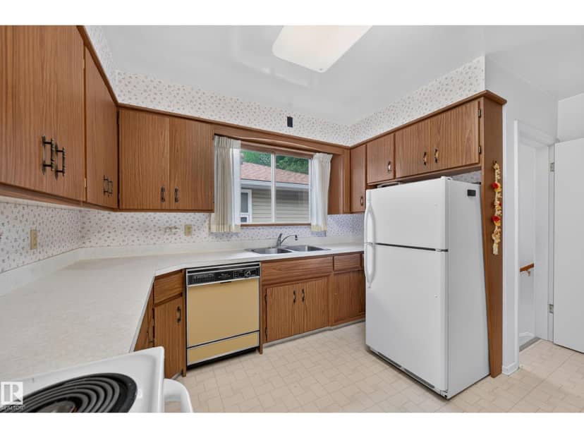 7704 104 AV NW — photo 13 of 40