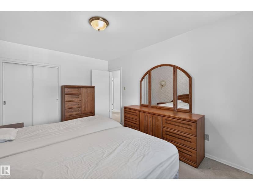 7704 104 AV NW — photo 18 of 40