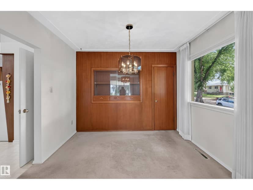 7704 104 AV NW — photo 11 of 40