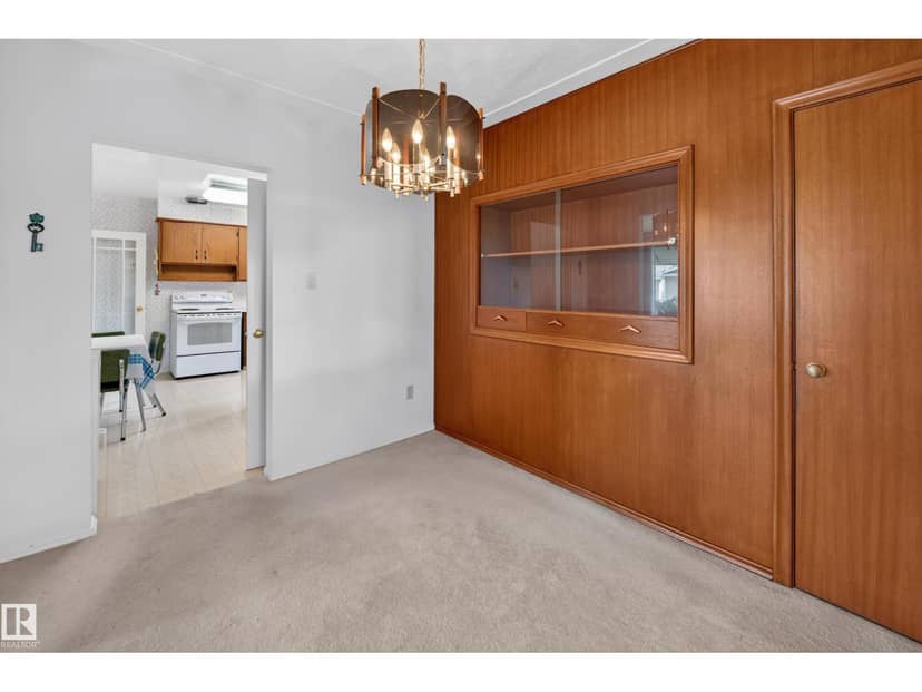 7704 104 AV NW — photo 12 of 40