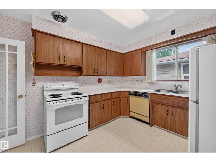 7704 104 AV NW — photo 16 of 40