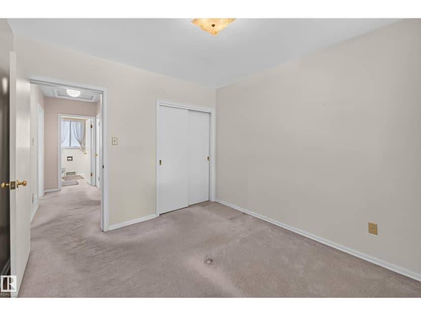 7704 104 AV NW — photo 23 of 40
