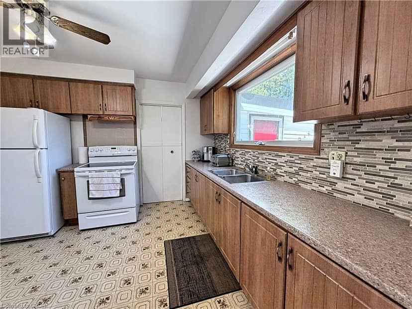 607 WALKERS Line, Burlington, photo 8
