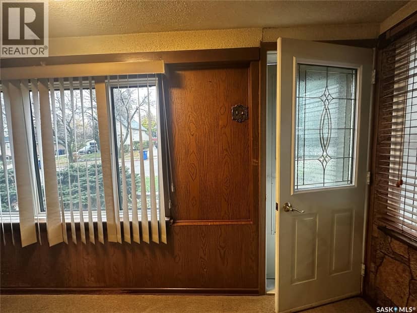 513 5th AVENUE SE, Weyburn, photo 3