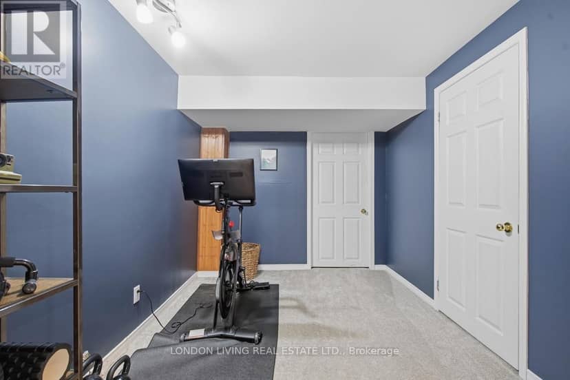 7006 Diane Crescent — photo 30 of 40