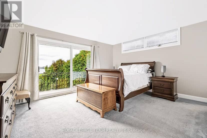 2027 Dundas Street — photo 15 of 40