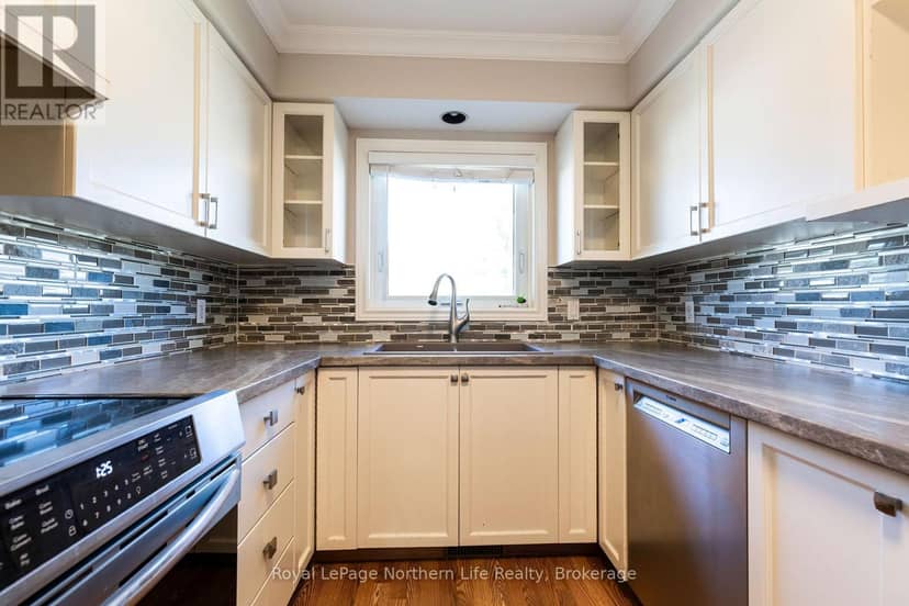 511 Bromley Avenue — photo 10 of 40