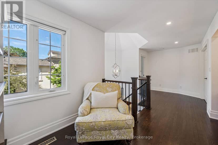 11 - 25 Manor Park Crescent — photo 18 of 40
