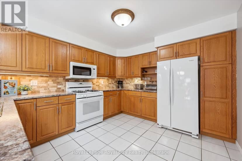 27 Oakridge Crescent — photo 19 of 40