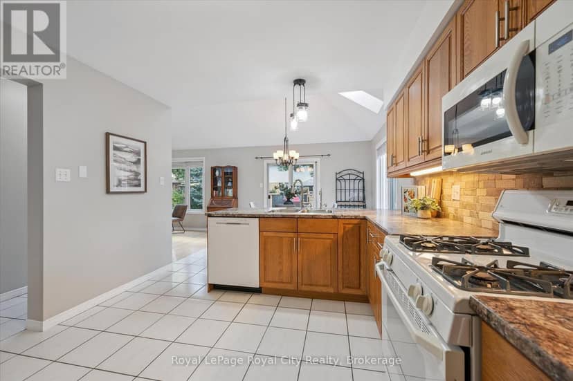 27 Oakridge Crescent — photo 21 of 40