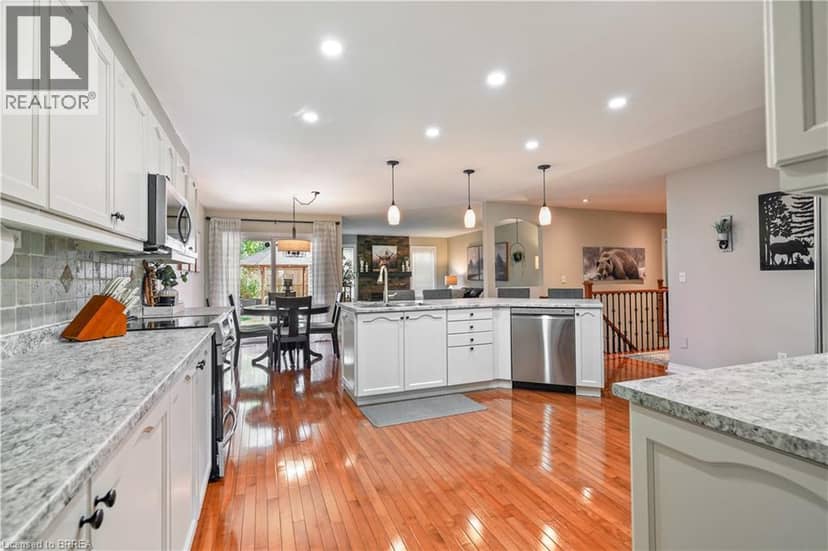42 EDITH MONTURE Avenue — photo 14 of 40