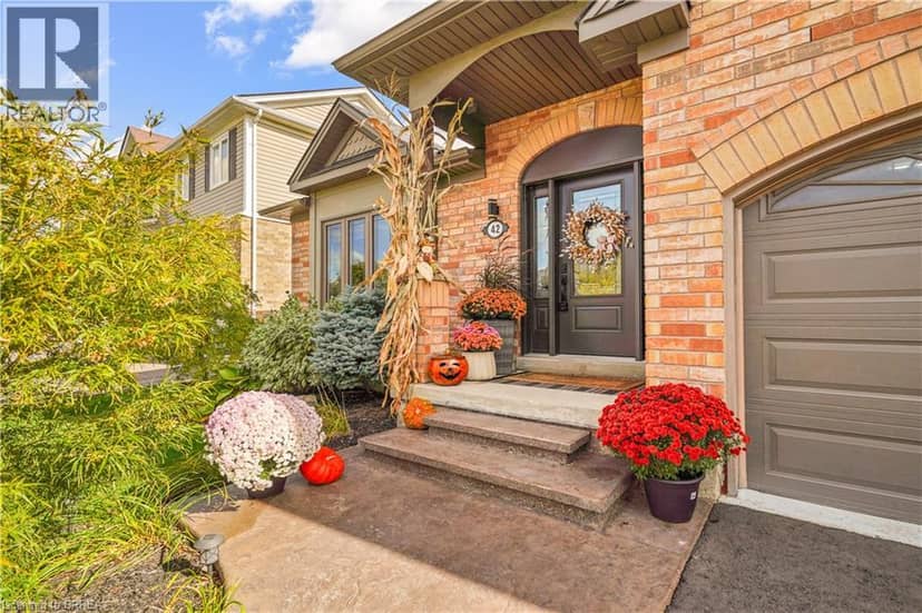 42 EDITH MONTURE Avenue, Brantford, photo 4