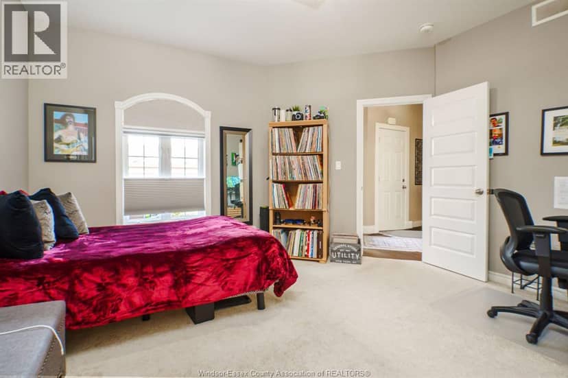 6087 Laurentide — photo 18 of 37