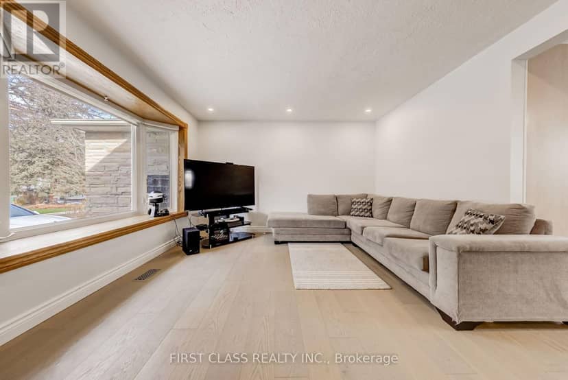 39 Seaton Drive, Aurora, photo 3