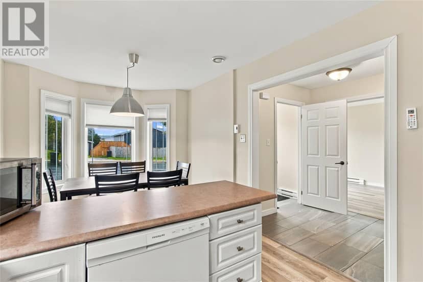35 Ellesmere Avenue — photo 9 of 36