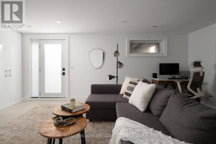 1633 Coram Crescent — photo 31 of 40