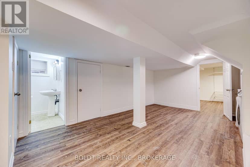 209 Rosslyn Avenue S — photo 12 of 39
