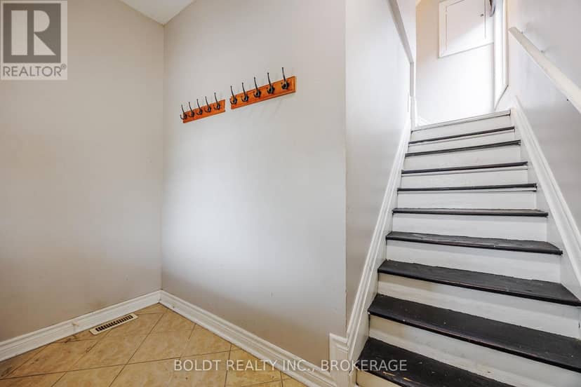209 Rosslyn Avenue S — photo 26 of 39