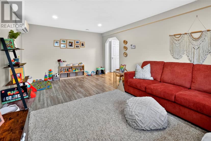 74 O'Flaherty Crescent — photo 27 of 33
