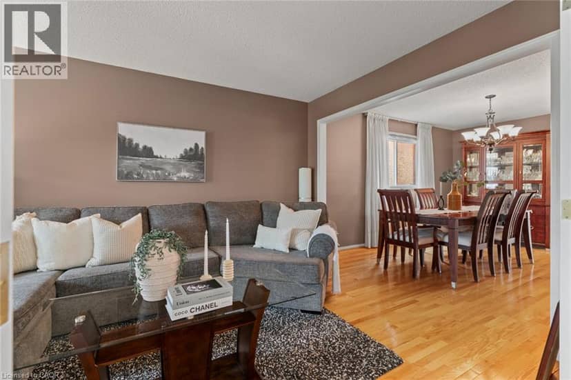 8 COCHRANE Avenue, Brampton, photo 4