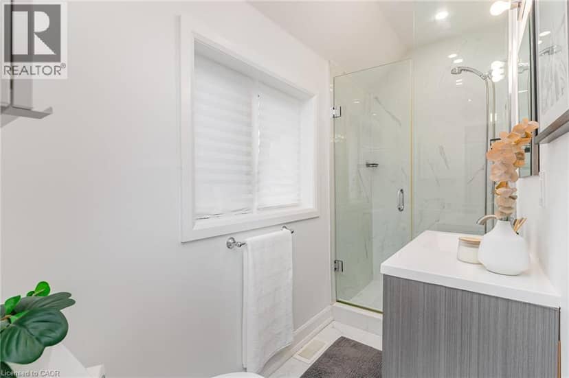 4 ROBINS Avenue — photo 14 of 27