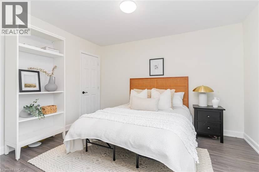 4 ROBINS Avenue — photo 10 of 27
